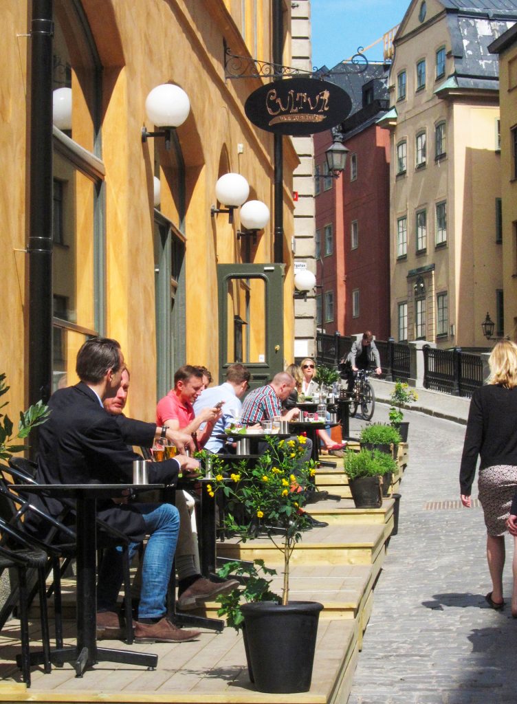 8 - Stabletable_world of Hospitality Newsletter Stabletable Self-stabilising Tables 'no More Wobbly Tables'